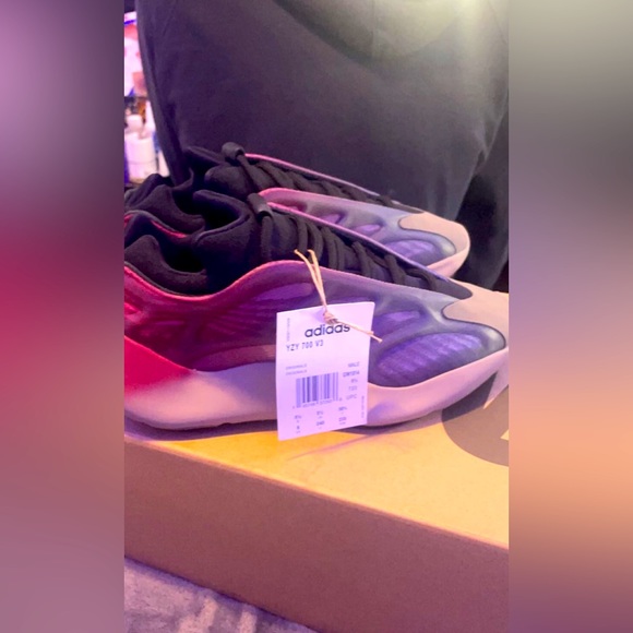 Yeezy 700 - Picture 1 of 9